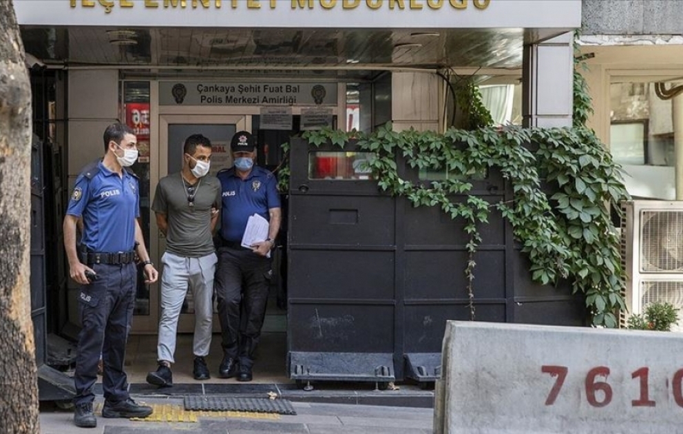 Əlində balta olan şəxs Anadolu agentliyinin binasına daxil olmaq istəyərkən saxlanılıb