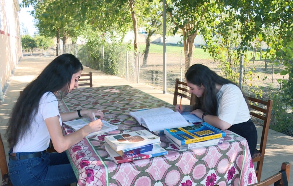 Bir sinifdə oxudular, imtahanlarda eyni balı topladılar, eyni universitetə qəbul oldular – Kürdəmirdən reportaj
