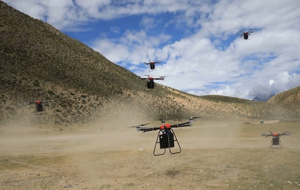 Çin ordusunun çətin dağlıq şəraitdə yerləşən hərbi bölmələrinə yeməklər dronlarla daşınır