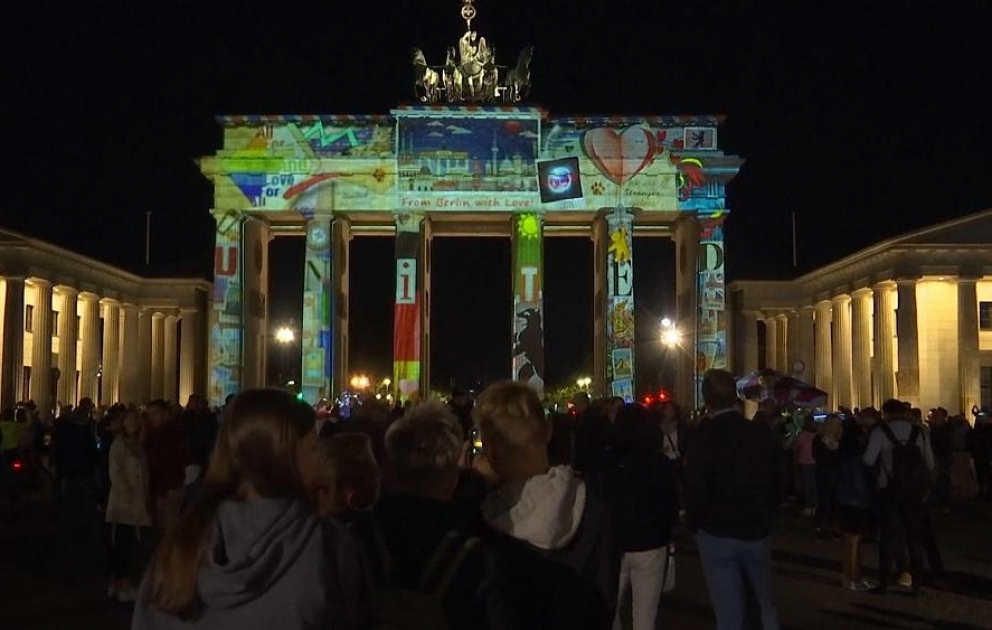 Landmarks and buildings lit up as Berlin's annual Festival of Lights begins