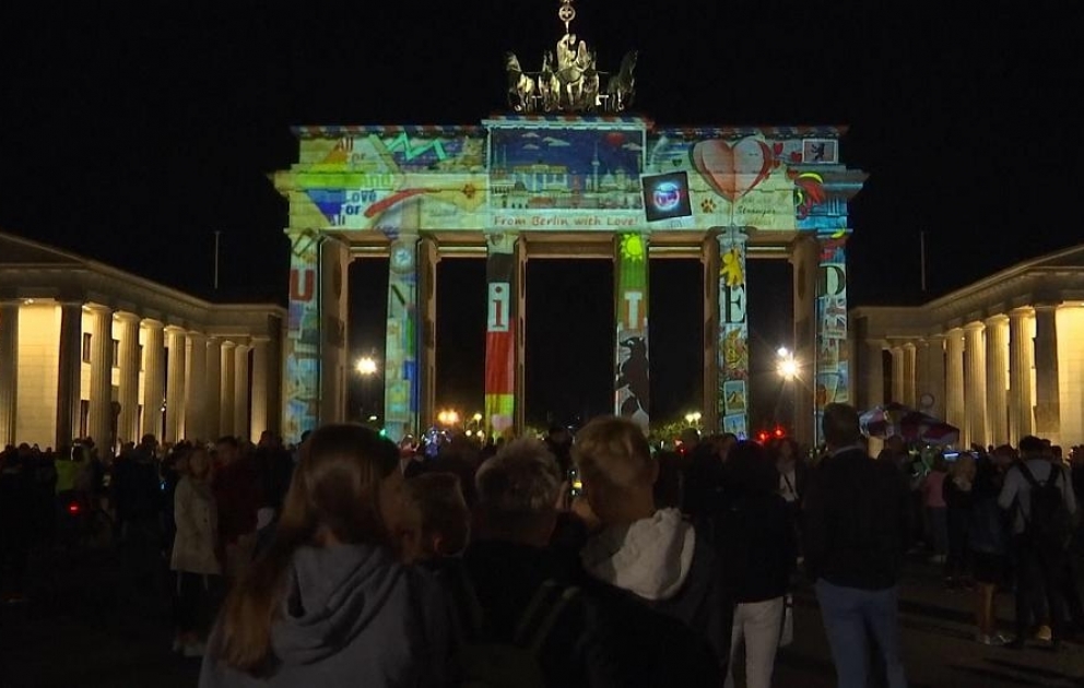 Berlin erstrahlt im bunten Licht: "Together we shine"