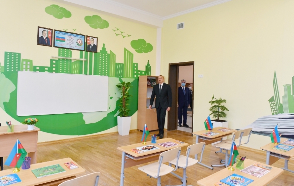 Präsident Ilham Aliyev weiht neues Schulgebäude im Surakhani Stadtbezirk von Baku ein