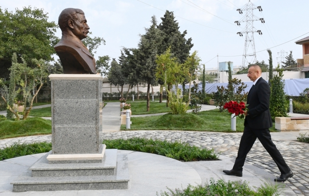 Präsident Ilham Aliyev lernt im Bezirk Surakhani in Baku neu angelegten Park kennen