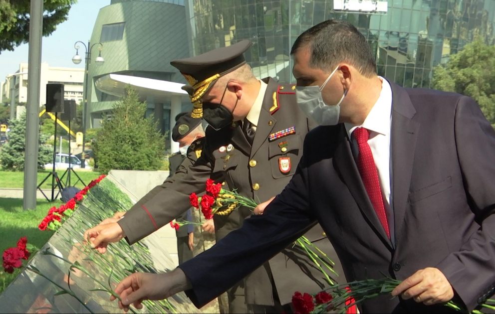 Bakının işğaldan azad edilməsinin 102-ci ildönümü münasibətilə Türk şəhidliyində anım mərasimi keçirilib