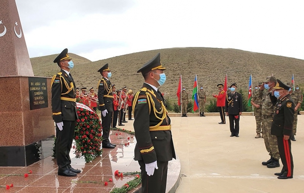 Müdafiə Nazirliyinin təşkilatçılığı ilə Qobustan rayonundakı Türk Şəhidliyi və hərbi hissədə anım mərasimləri keçirilib