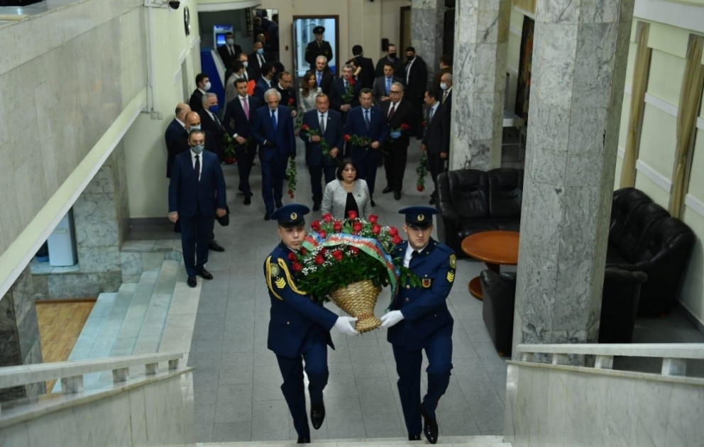 Azərbaycan parlamentinin nümayəndə heyəti Moskvada ulu öndər Heydər Əliyevin barelyefi önünə əklil qoyub