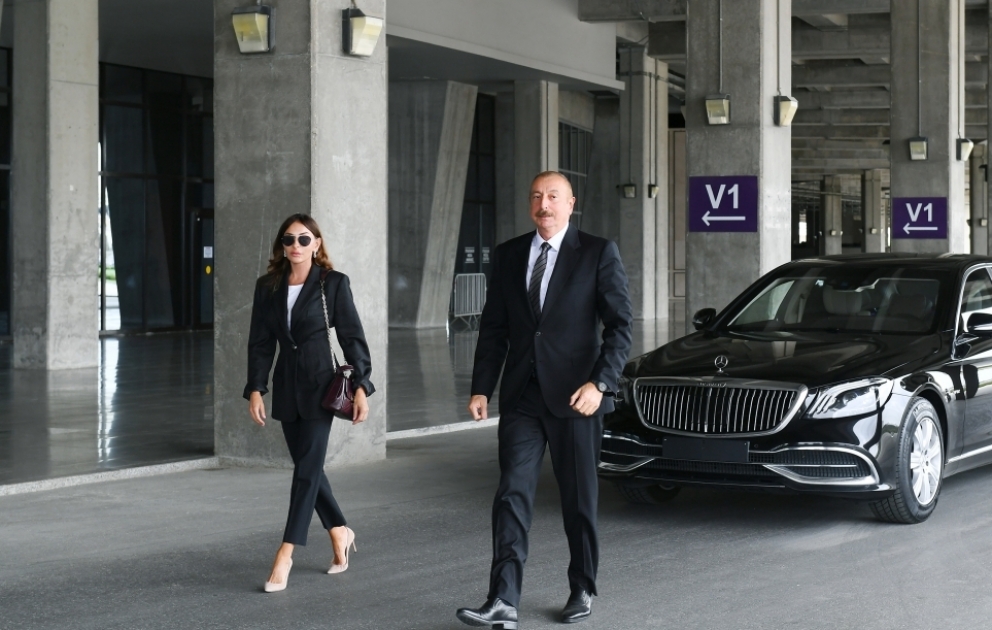 Prezident İlham Əliyev və birinci xanım Mehriban Əliyeva Azərbaycana yeni gətirilən təcili tibbi yardım avtomobilləri ilə tanış olublar
