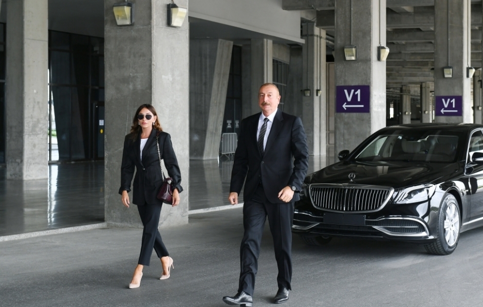 President Ilham Aliyev and first lady Mehriban Aliyeva viewed new ambulance vans delivered to Azerbaijan