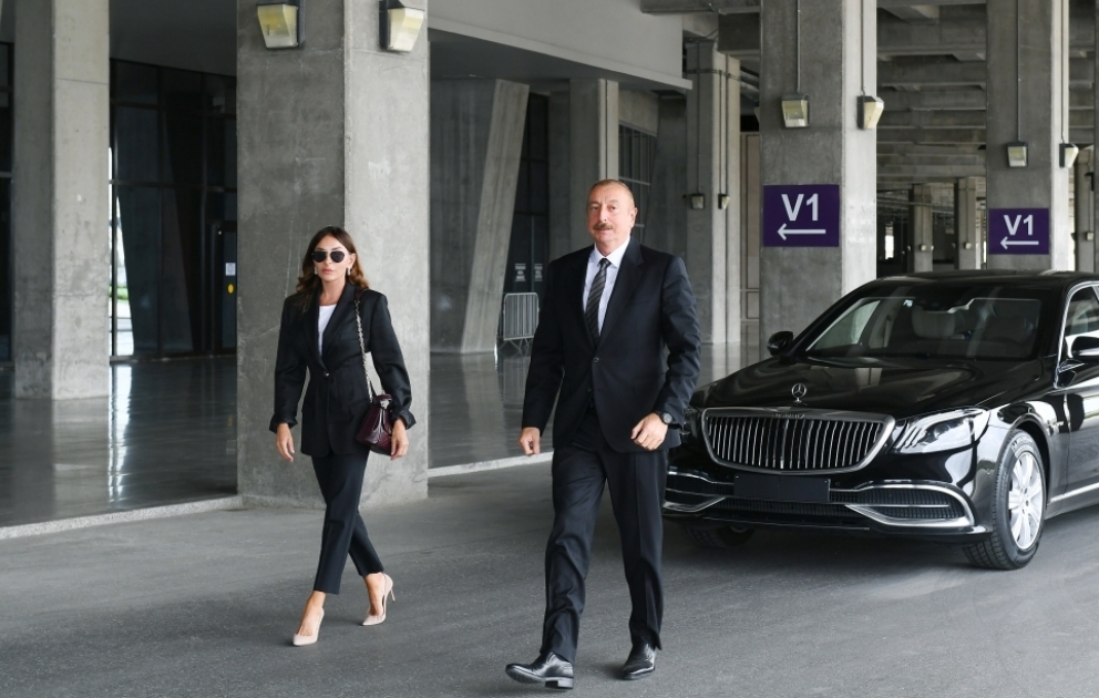 Präsident Ilham Aliyev und First Lady Mehriban Aliyeva lernen nach Aserbaidschan neu gebrachte Krankenwagen