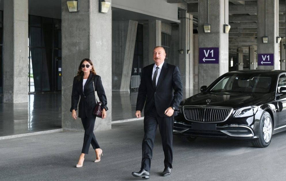 Le président Ilham Aliyev et la première dame Mehriban Aliyeva prennent connaissance de nouvelles ambulances importées dans le pays