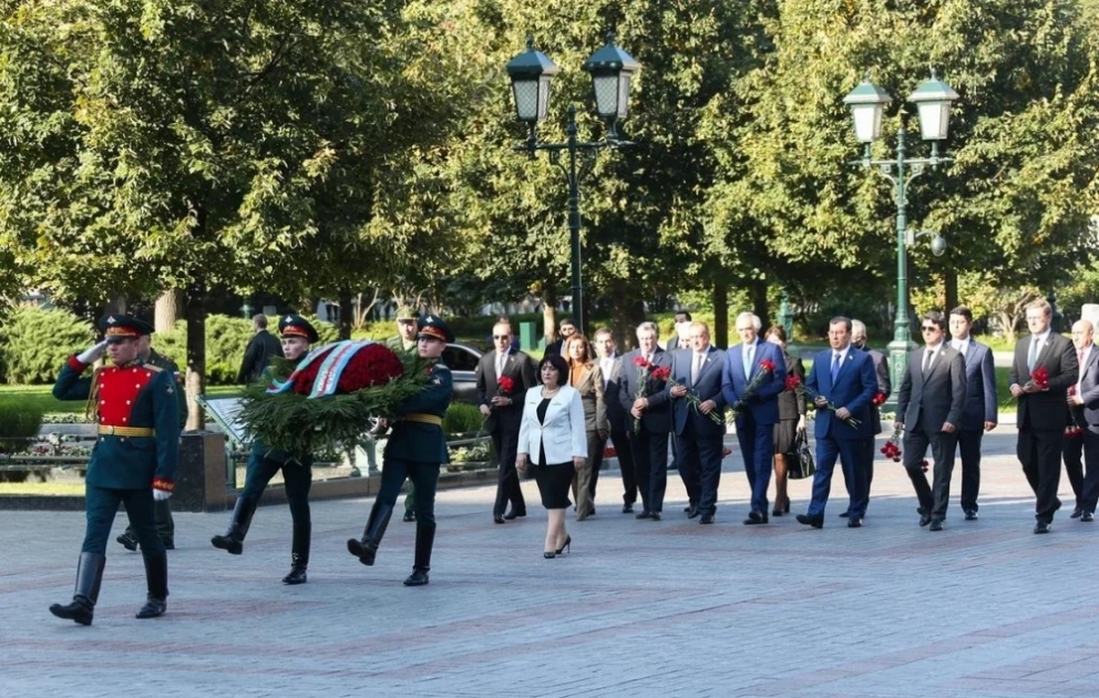 Milli Məclisin Sədri Moskvada “Naməlum əsgər” məzarını ziyarət edib