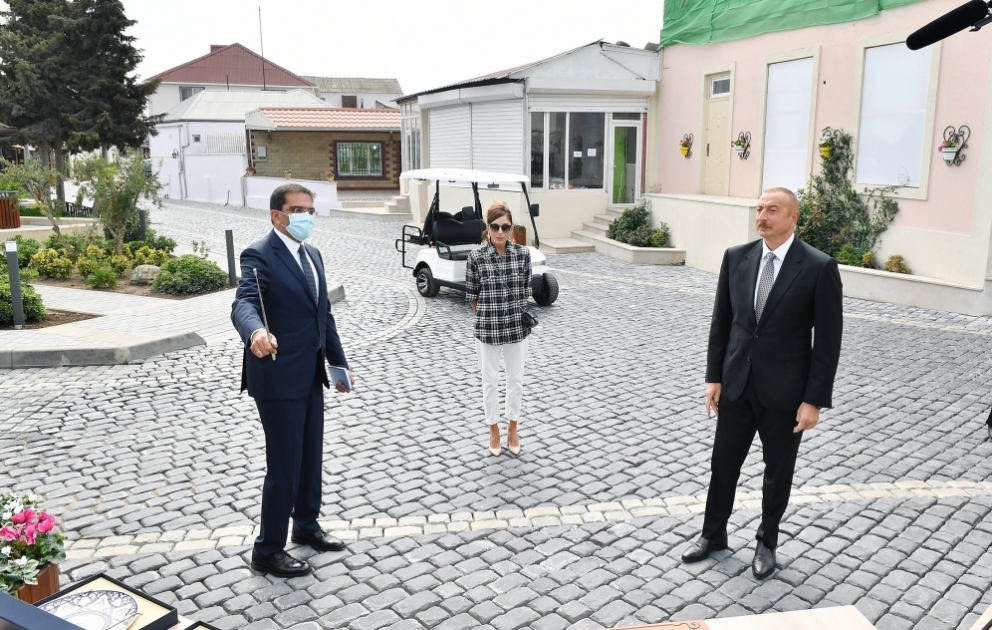 Le président Ilham Aliyev et la première dame Mehriban Aliyeva prennent connaissance des travaux d’aménagement effectués à Balakhany