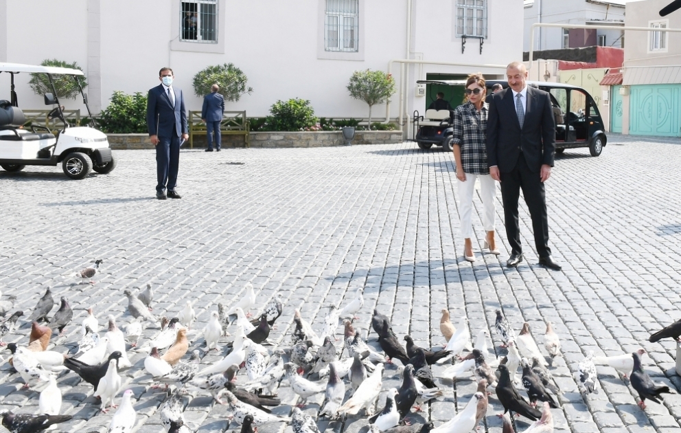 Prezident İlham Əliyev və birinci xanım Mehriban Əliyeva Balaxanı qəsəbəsində aparılan abadlıq işləri ilə tanış olublar