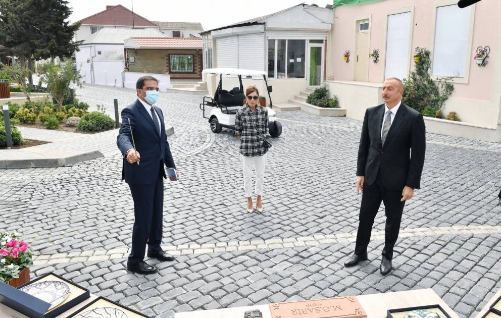 Präsident Ilham Aliyev und First Lady Mehriban Aliyeva lernen Aufbauarbeiten in der Balakhani Siedlung von Baku kennen
