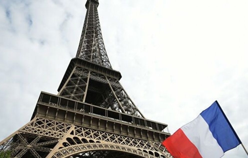 Parisdə Eyfel qülləsinin əməkdaşları və ziyarətçiləri təxliyə edilib
