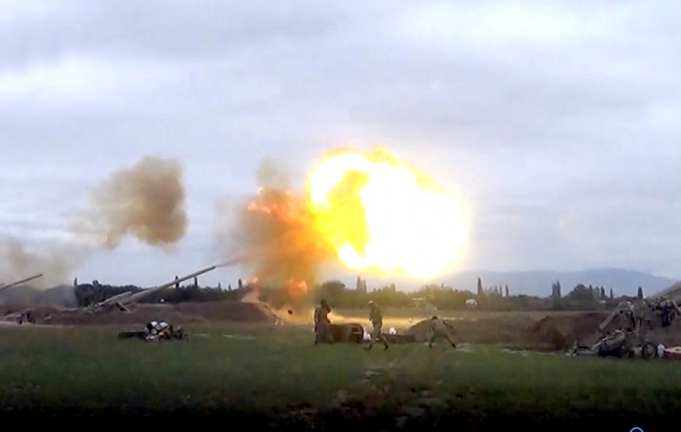 Einheiten der aserbaidschanischen Armee setzen Artillerieschläge auf feindliche Stellungen
