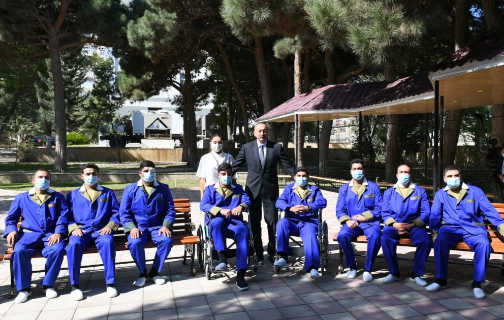 Prezident İlham Əliyev və birinci xanım Mehriban Əliyeva Müdafiə Nazirliyinin Mərkəzi Hərbi Klinik Hospitalında müalicə olunan yaralı hərbçilərlə görüşüblər