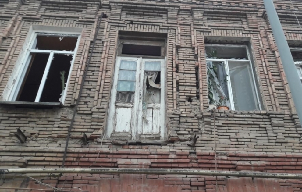 АЗЕРТАДЖ представляет видео и фотоснимки об ущербе, нанесенном мирным жителям, инфраструктуре и историческим зданиям в результате обстрела Гянджи со стороны Армении