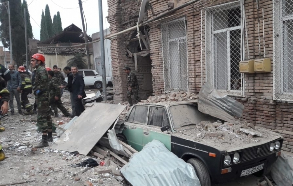 Armenien beschießt Zivilisten, Infrastrukturen und historische Gebäude in der alten Stadt Ganja