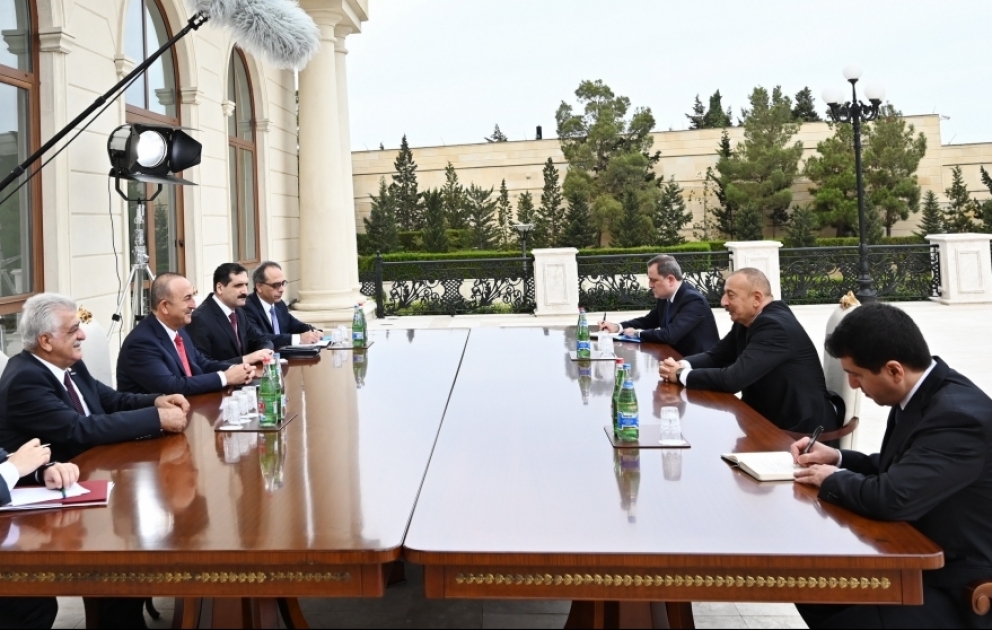 Le président Ilham Aliyev reçoit une délégation menée par le ministre turc des Affaires étrangères