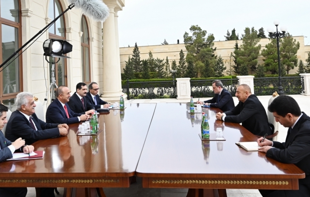 Президент Ильхам Алиев принял делегацию во главе с министром иностранных дел Турции