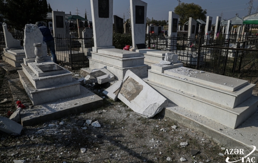 L’ennemi a lancé des obus sur un cimetière à Terter lors des funérailles, tuant et blessant des civils azerbaïdjanais