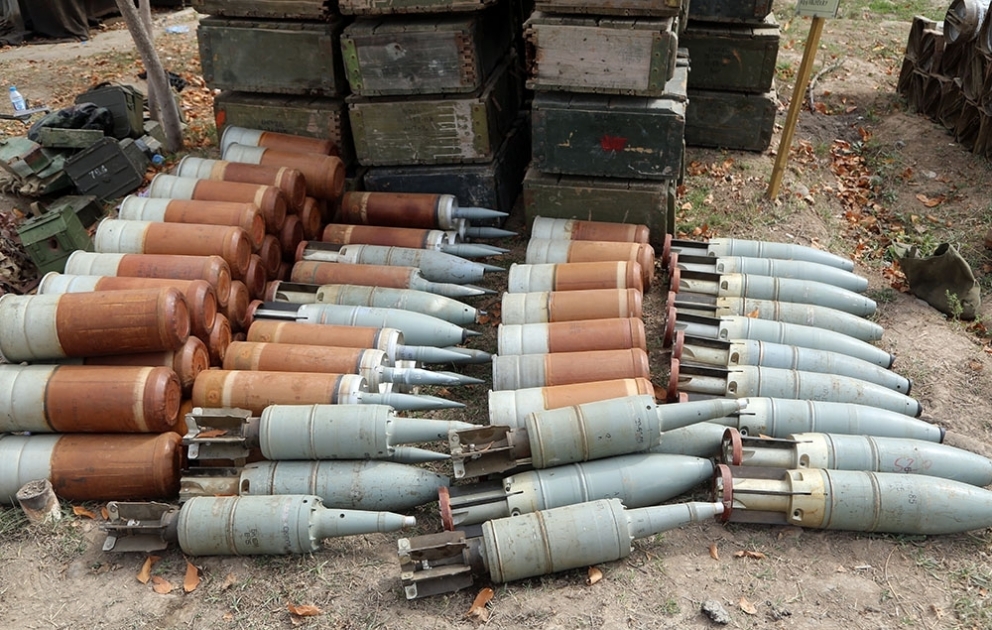 Feindliche militärische Ausrüstung und Waffen beschlagnahmt