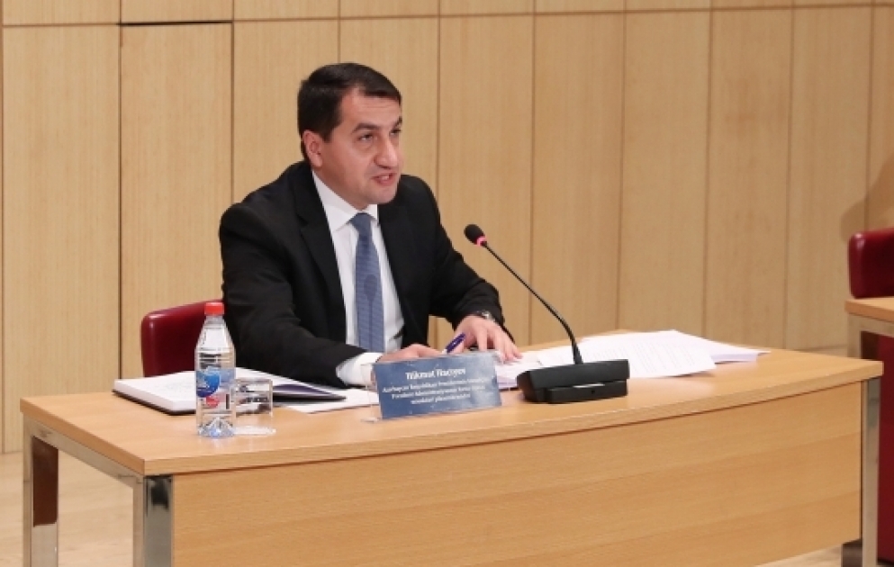 Hikmat Hajiyev: Armenien begeht Terroranschläge gegen aserbaidschanische Zivilbevölkerung auf staatlicher Ebene