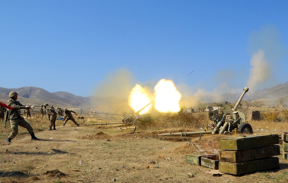 Les unités d'artillerie de l’armée azerbaïdjanaise portent des frappes écrasantes à l’ennemi