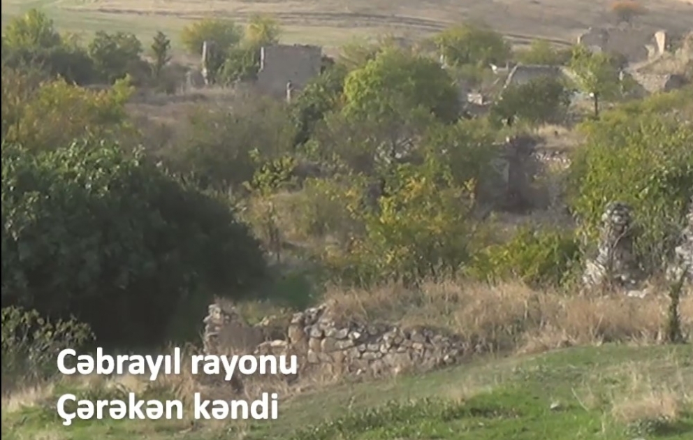 Verteidigungsministerium veröffentlicht Videoaufnahmen aus Dorf Charakan in Region Jabrayil, das aus armenischer Okkupation befreit ist