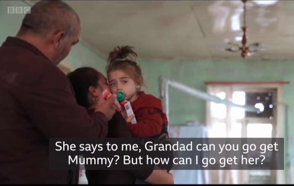 BBC Ermənistanın Gəncəyə raket hücumu nəticəsində hər iki valideynini və bacısını itirmiş üç yaşlı Xədicə barədə reportaj yayımlayıb