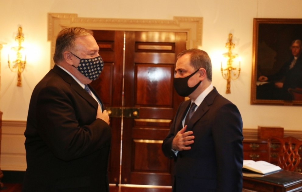 Le chef de la dpilomatie azerbaïdjanaise Djeyhoun Baïramov rencontre le secrétaire d’Etat américain Mike Pompeo