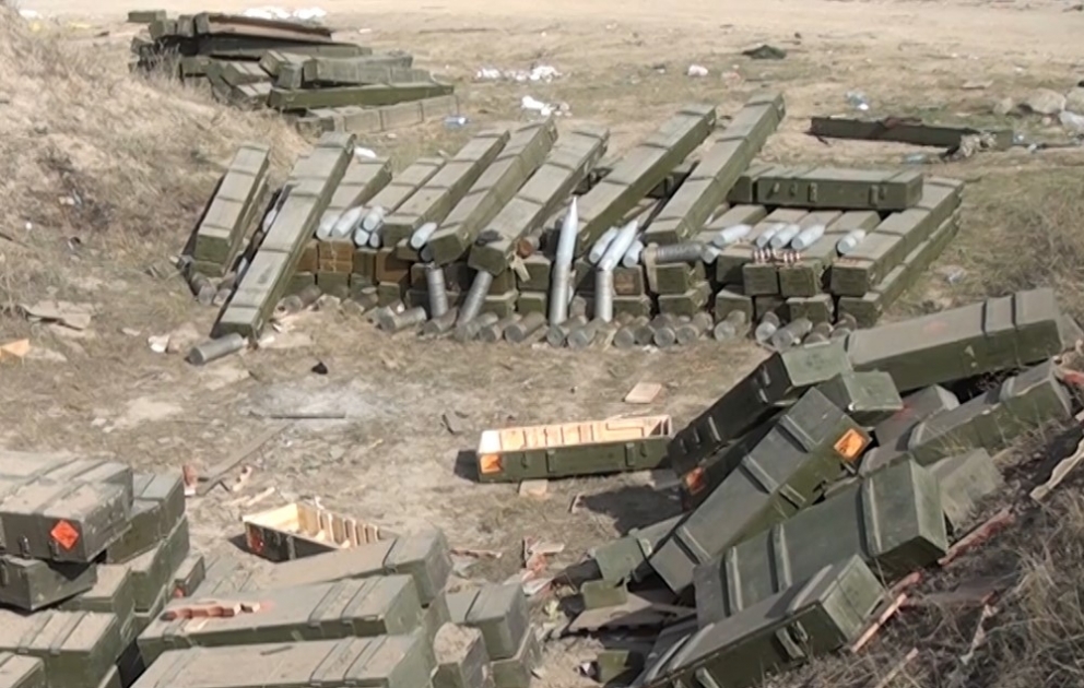 Видеокадры боеприпасов, бронированной и автомобильной техники, оставленных противником на поле боя при бегстве