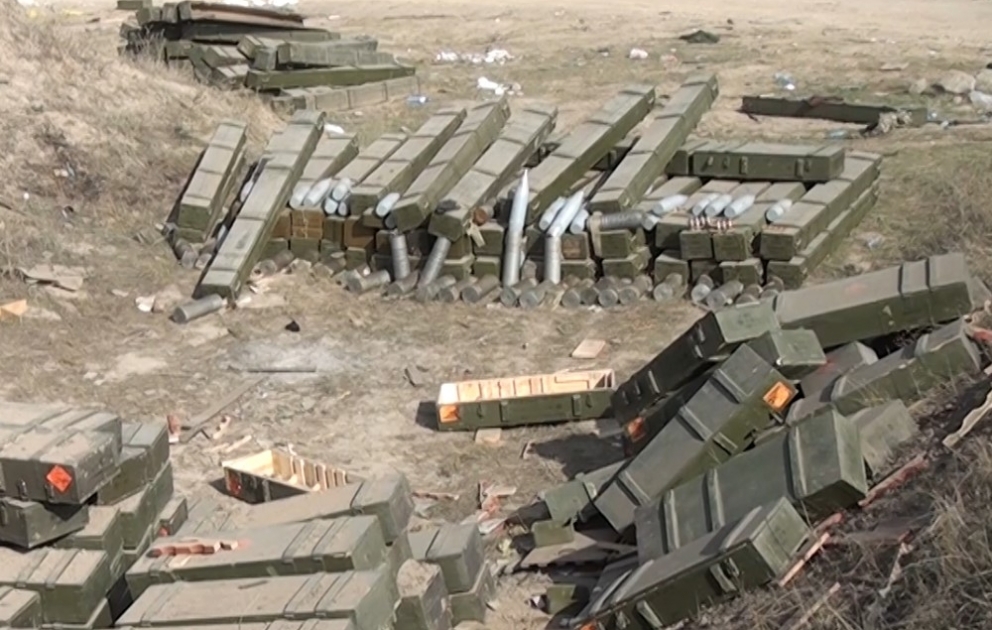 Armenische Einheiten lassen ihre Ausrüstungen und Militärtechniken auf dem Kampffeld fallen