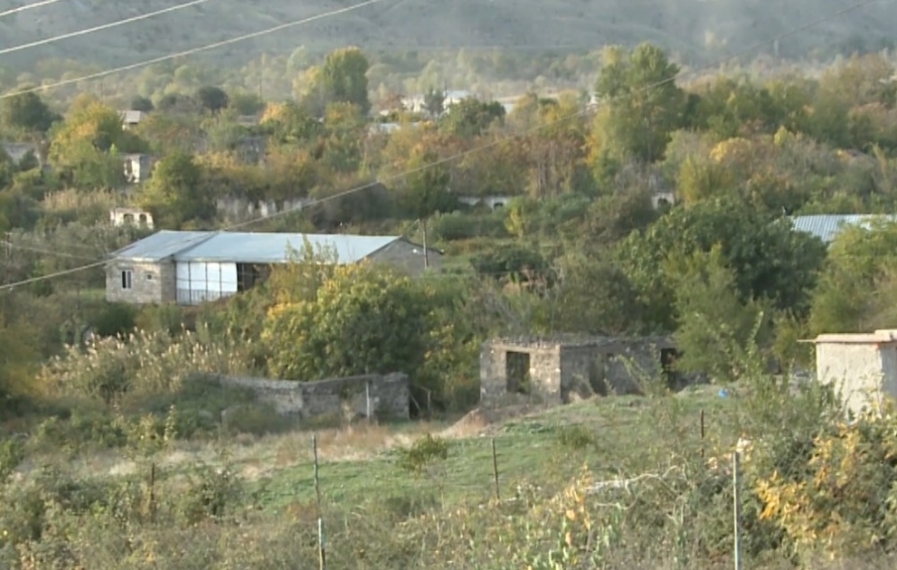 Verteidigungsministerium veröffentlicht Video aus Dörfer Giyasli und Sarigaya in Region Gubadli, die aus Okkupation befreit sind