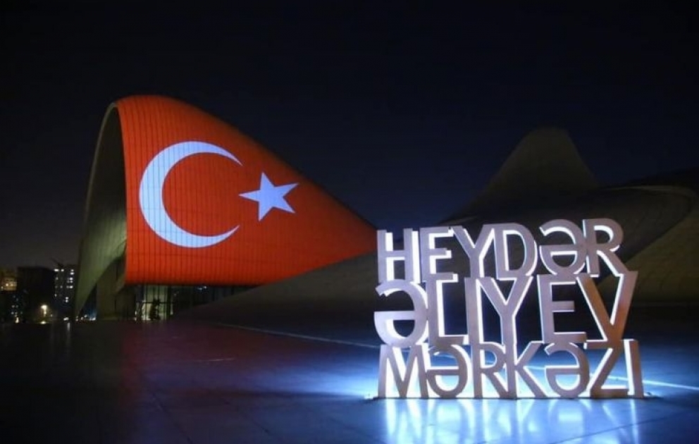 Heydər Əliyev Mərkəzinin binası üzərinə Türkiyə bayrağı proyeksiya olunub