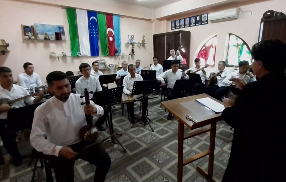 Özbəkistanın Xalq Çalğı Alətləri Ansamblı Gəncə və Bərdə şəhərlərində törədilmiş qətliamlarda həyatını itirənlərin xatirəsini yad ediblər
