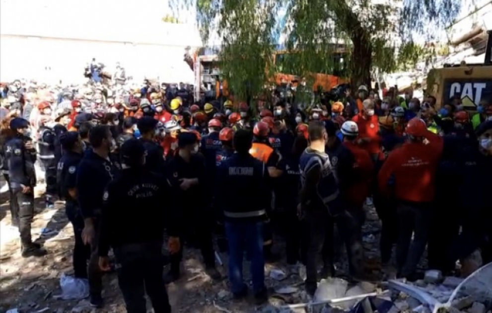 İzmirdə dağıntılar altından ana və onun üç uşağı sağ olaraq çıxarılıblar
