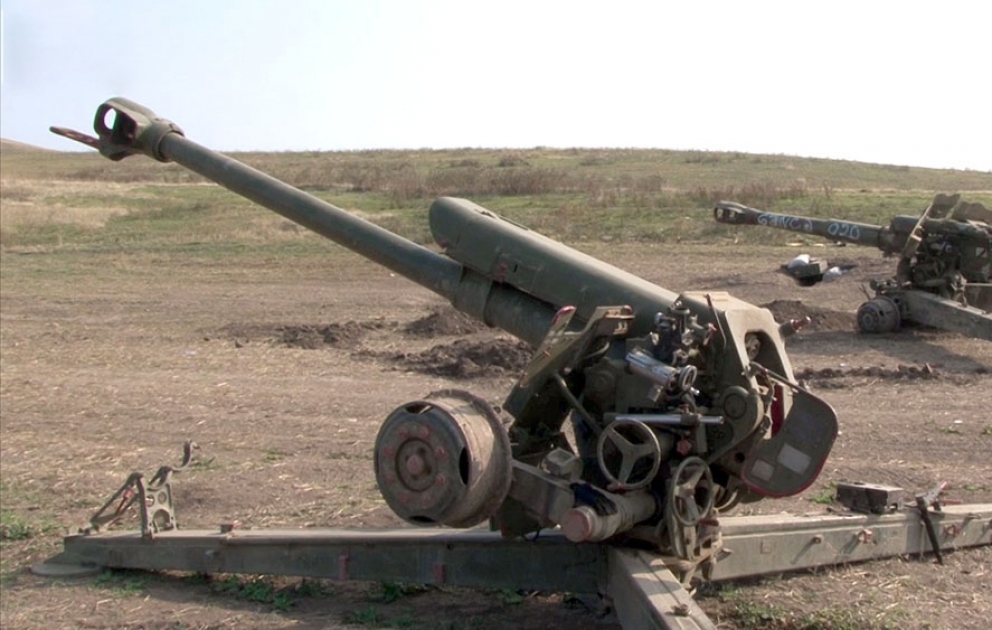 Armenische Einheiten lassen ihre Militärtechniken und Kriegswaffen auf dem Schlachtfeld fallen