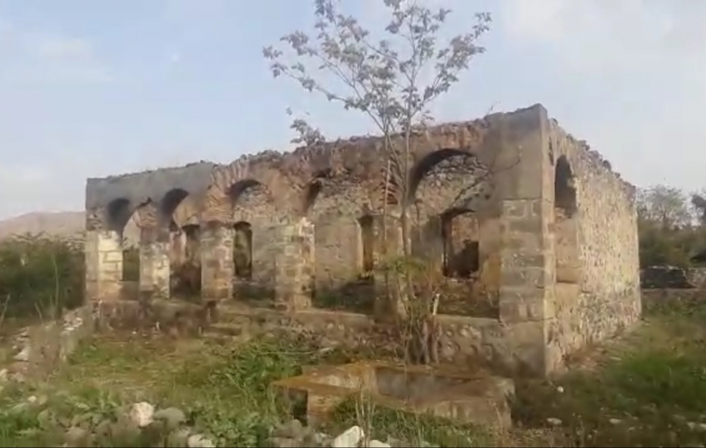 Qubadlı rayonunun Məmər kəndinin məscidi və dini abidə ermənilər tərəfindən tövlə kimi istifadə edilib
