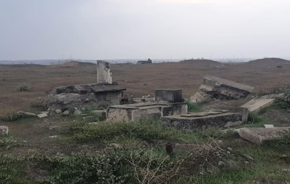 Hikmət Hacıyev: Füzuli rayonundakı qəbiristanlıqlar ermənilər tərəfindən vandalizm və barbarlığa məruz qalıb