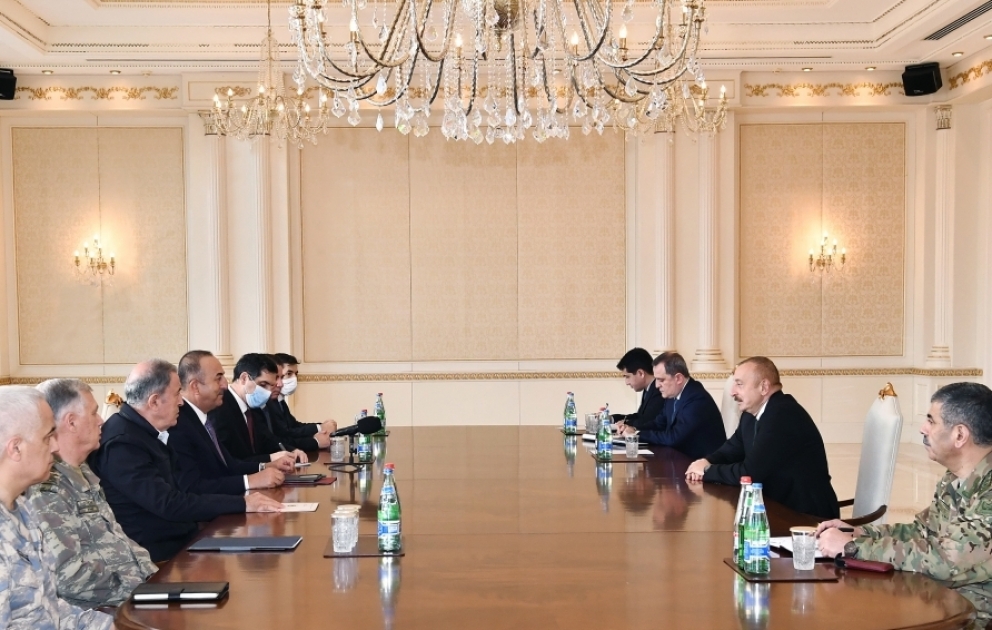 Präsident Ilham Aliyev empfängt türkischen Außenminister und nationalen Verteidigungsminister