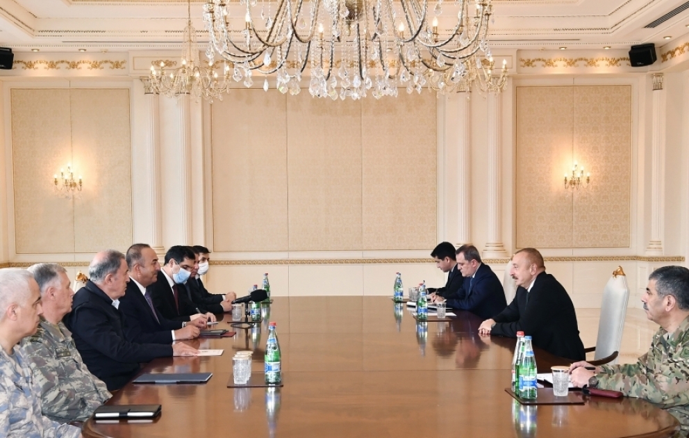 Le président Ilham Aliyev reçoit les ministres turcs des Affaires étrangères et de la Défense nationale