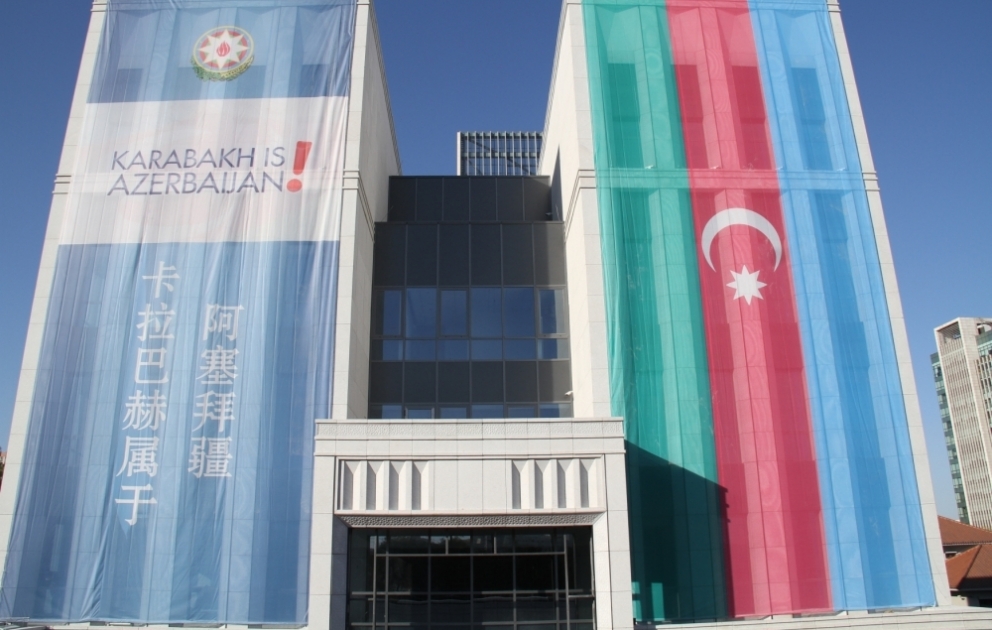 Pekində Azərbaycan səfirliyinin binası üzərində iri dövlət bayrağımız asılıb