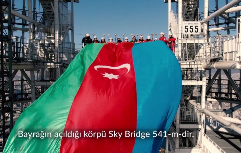 Azərbaycanın dövlət bayrağı dünyanın ən hündür beşinci göydələnində dalğalanıb