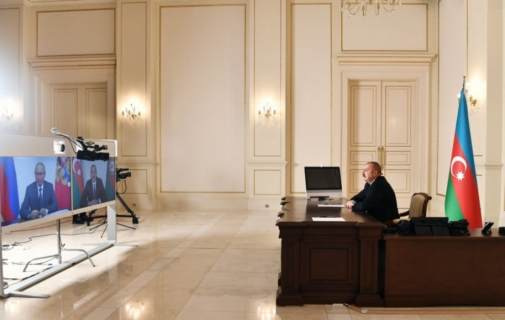 Le président azerbaïdjanais Ilham Aliyev et le président russe Vladimir Poutine s'entretiennent par visioconférence