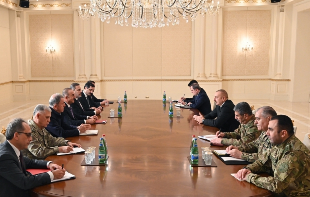 Präsident Ilham Aliyev empfängt türkische Außen- und nationale Verteidigungsminister und den Leiter des Nationalen Geheimdienstes