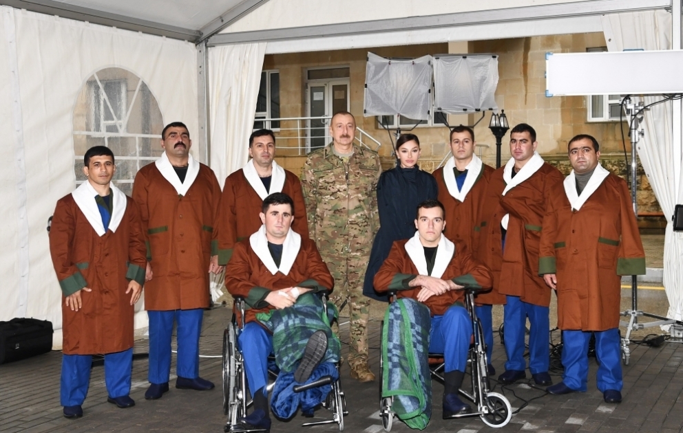 Prezident İlham Əliyev və birinci xanım Mehriban Əliyeva 1 saylı Kliniki Tibbi Mərkəzdə müalicə olunan hərbçilərlə görüşüblər