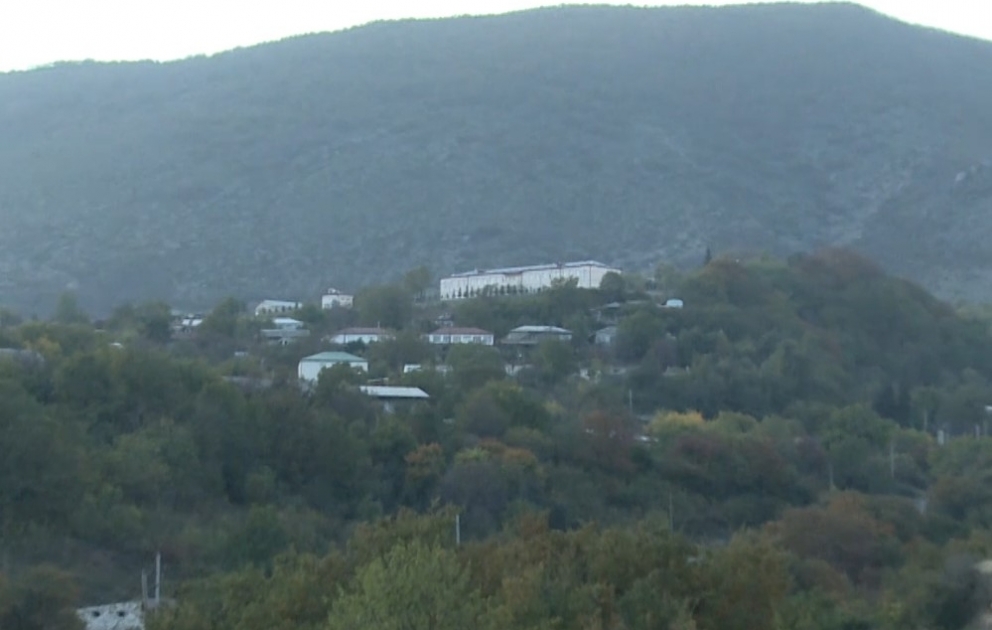 Verteidigungsministerium veröffentlicht Videoreportage aus befreiten Dörfern Asych, Akaku und Agbulag in der Region Khojavend