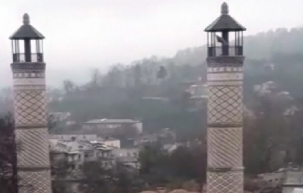 Des soldats azerbaïdjanais prient à la mosquée de Choucha